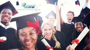 un gruppo di studenti che mostrano felici il loro diploma di laurea