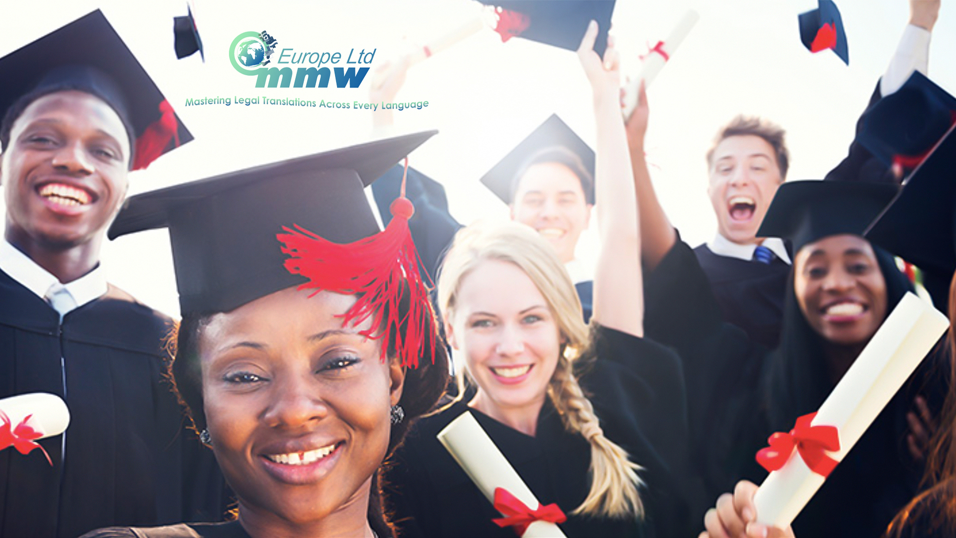 un gruppo di studenti che mostrano felici il loro diploma di laurea