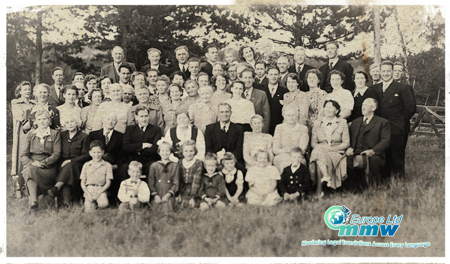 Old black and white group photo of a family from the early 1900s, representing emigrants seeking citizenship through iure sanguinis